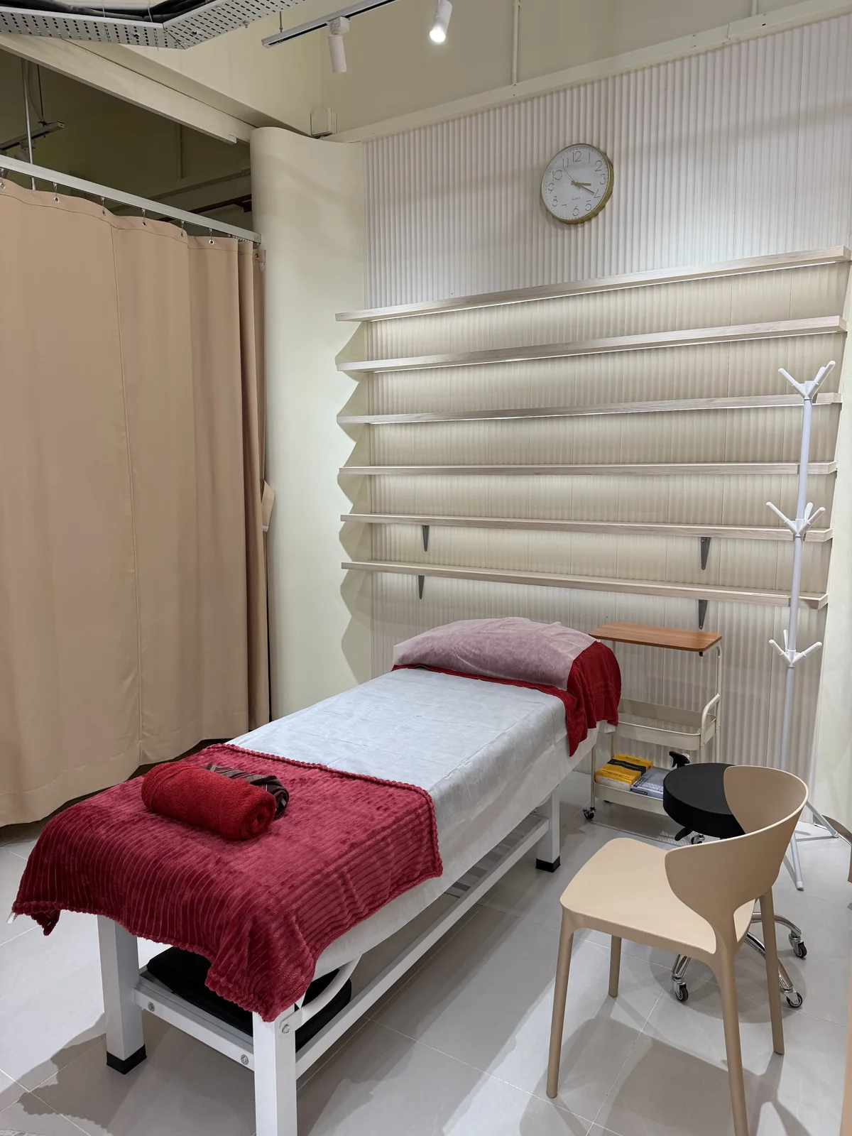 Private treatment bed with burgundy towels